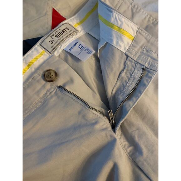 Old Navy perfect 3 1/2 inch kahki shorts woman’s size 12 - Picture 4 of 7